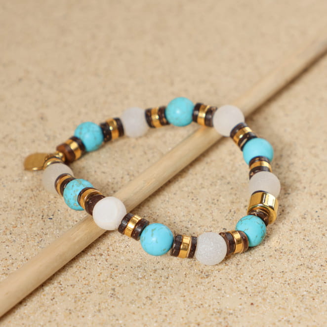 Bracelet Nefertiti doré avec perles turquoise et multicolores, fabrication artisanale française.