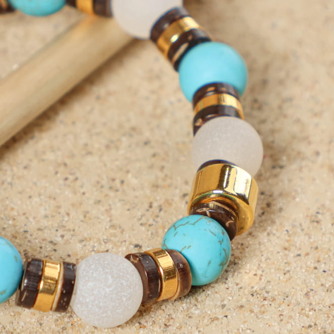 Bracelet Nefertiti doré avec perles turquoise et multicolores, fabrication artisanale française.