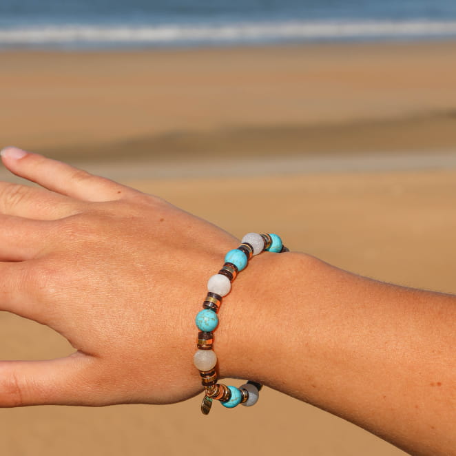 Bracelet Nefertiti Retour de Plage en perles de turquoise bleu, agate druzy blanche, rondelles en bois marron et médaille dorée – bijou artisanal fabriqué en France