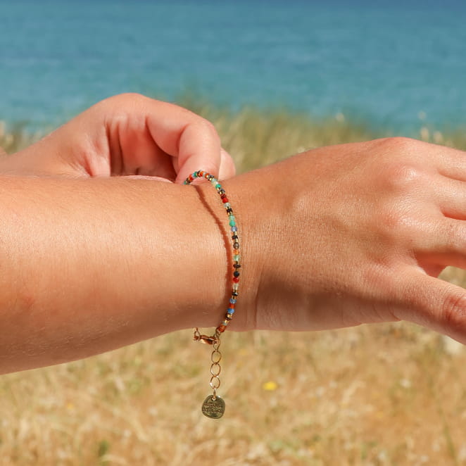 Bracelet Nelya doré à l’or fin et perles multicolores, création artisanale française.