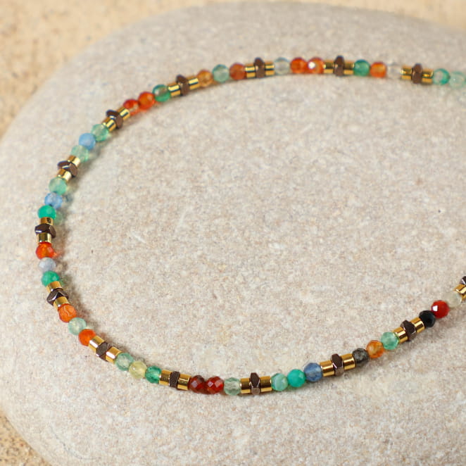 Bracelet Nelya doré à l’or fin et perles multicolores, fabrication française à la main.