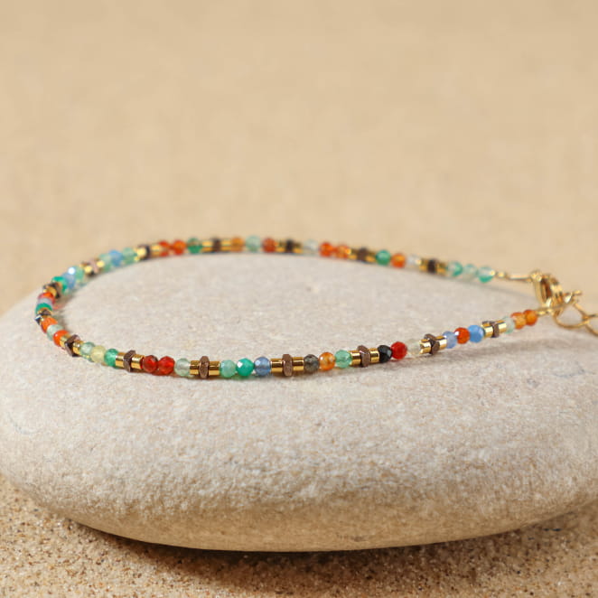 Bracelet Nelya doré à l’or fin et perles multicolores, bijou artisanal français lumineux.