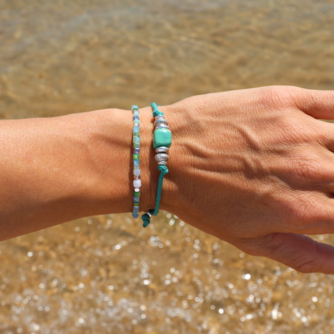 Bracelet Néon en métal plaqué argent et perles multicolores tons menthe, création artisanale française.