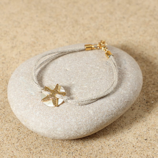 Bracelet Nerina doré à l’or fin et perles blanc cassé, création française élégante.