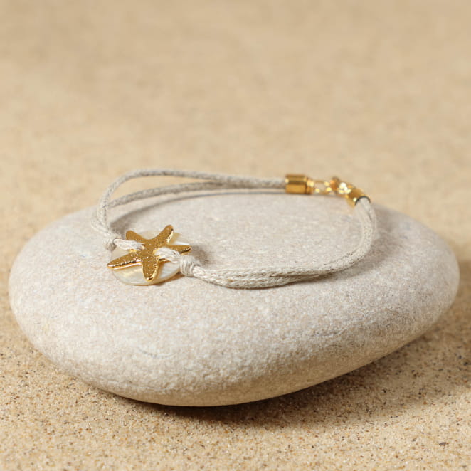 Bijou Nerina doré et perles blanc cassé, fabrication artisanale française au style intemporel.