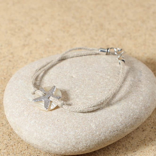 Bracelet Nerina en métal plaqué argent et perles blanc cassé, création française délicate et lumineuse.