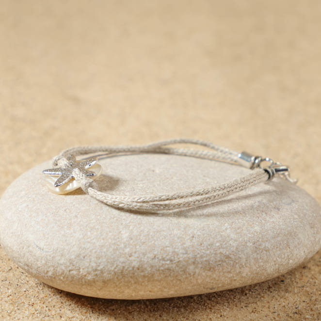 Bijou Nerina argenté et perles blanc cassé, bijou artisanal français raffiné.