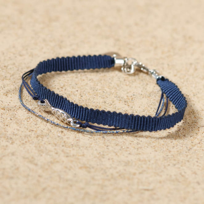 Bracelet Nevez tissé main, lien bleu marine et perles argentées au style nautique.