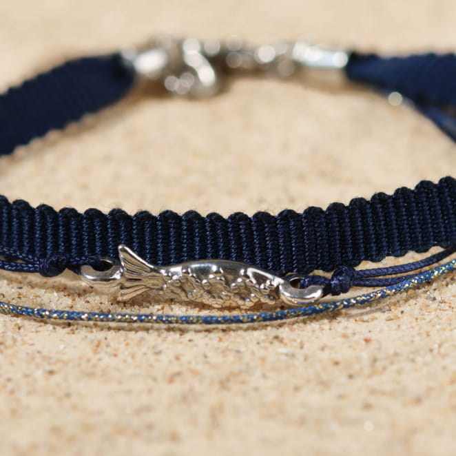 Zoom sur le bracelet Nevez, alliance du bleu profond et du métal argenté.