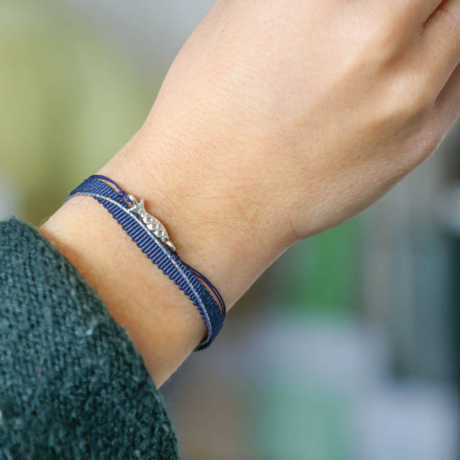 Bracelet fin avec perles argentées et lien bleu marine, fait main en édition artisanale