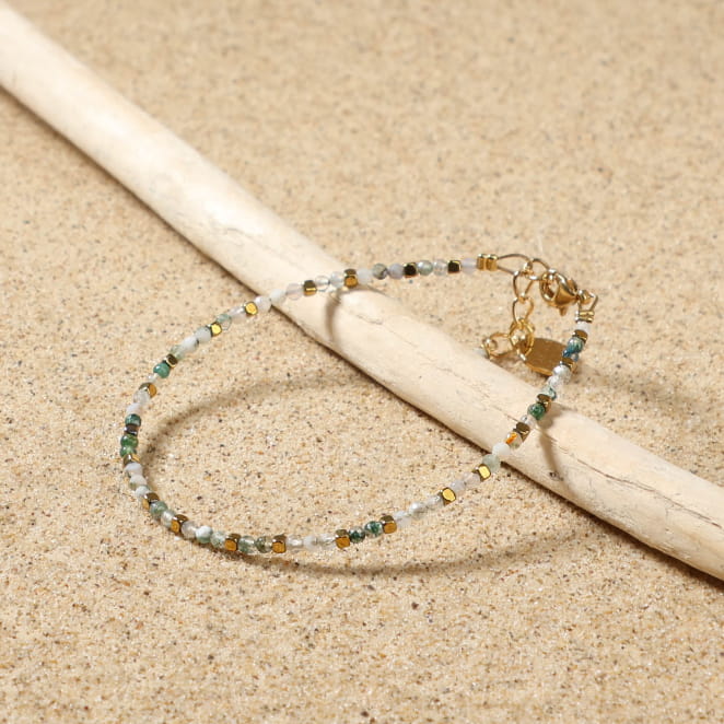 Bracelet Nuja doré à l’or fin et perles vertes, bijou artisanal français lumineux inspiré de la nature.