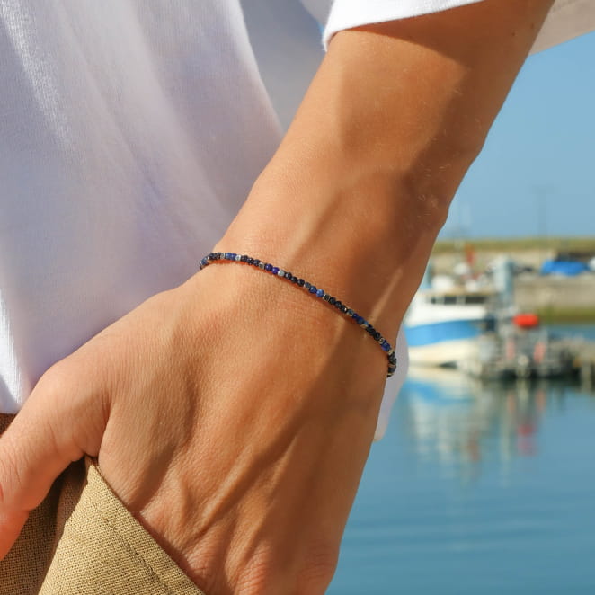 Bracelet Nuja en métal plaqué argent et perles bleu marine, fabrication artisanale française