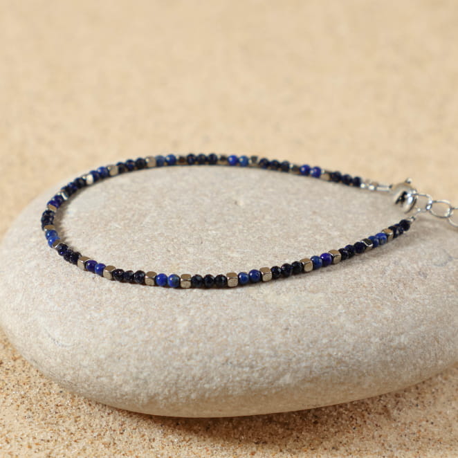 Bracelet Nuja en métal plaqué argent et perles bleu marine, fabrication artisanale française.