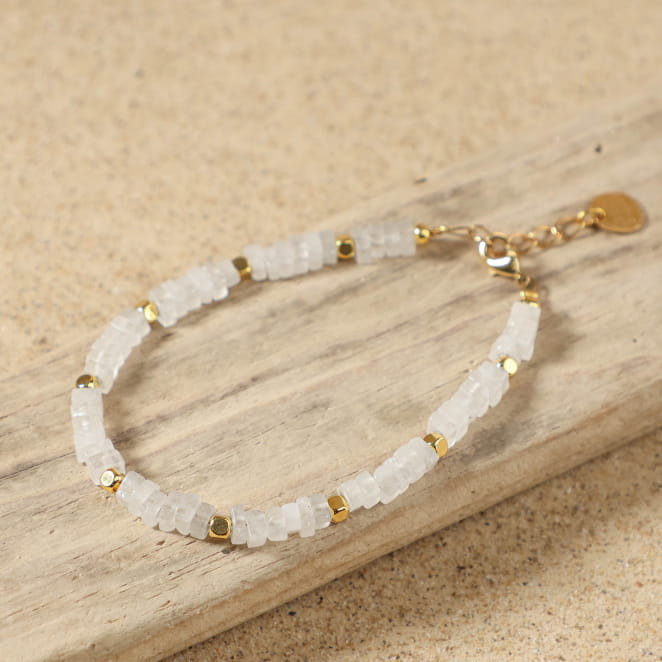 Bracelet Paludier – bijou en perles de cristal de roche transparent et perles carrées dorées, fabrication artisanale française