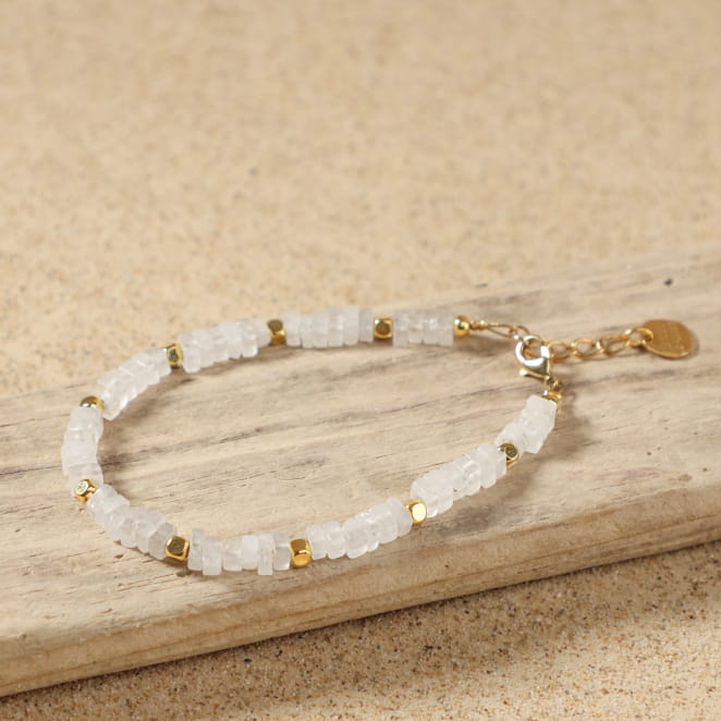 Détail du bracelet Paludier avec perles de cristal de roche transparent et perles carrées dorées – création artisanale française élégante