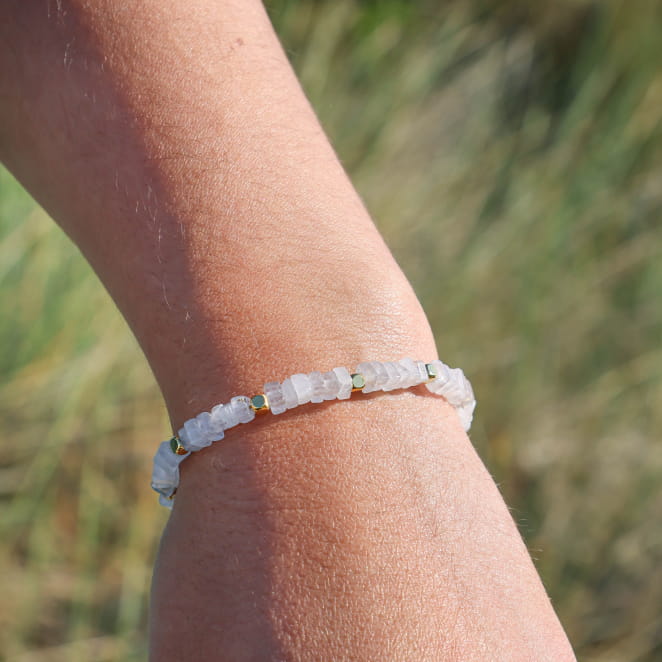 Bracelet Paludier Retour de Plage en perles de cristal de roche transparent et perles carrées en métal doré 24 carats – bijou artisanal fabriqué en France