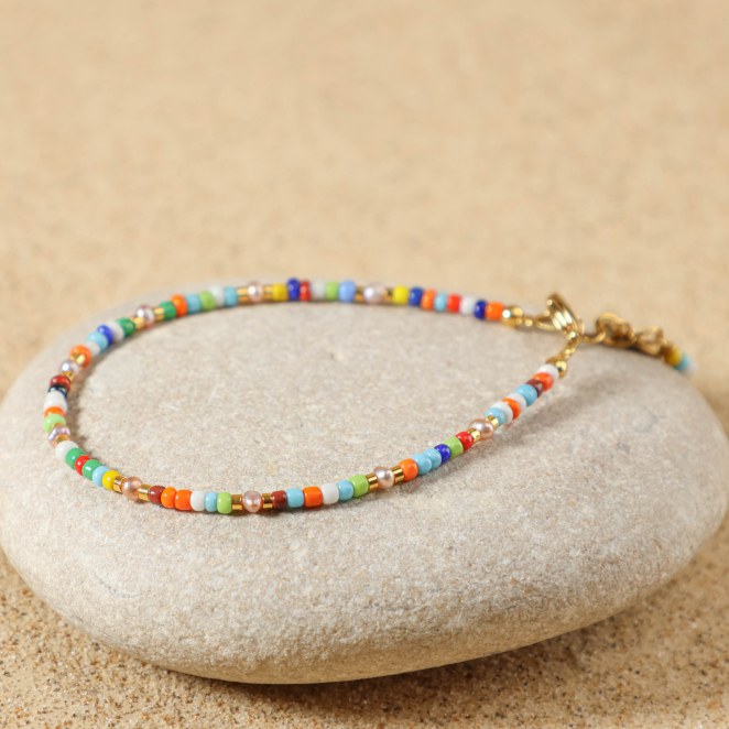 Bracelet Panache doré à l’or fin et perles multicolores, bijou artisanal lumineux fabriqué en France.