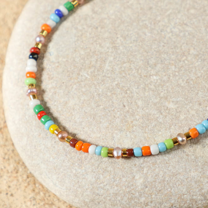 Bracelet Panache doré à l’or fin et perles multicolores, création française pleine de gaieté.