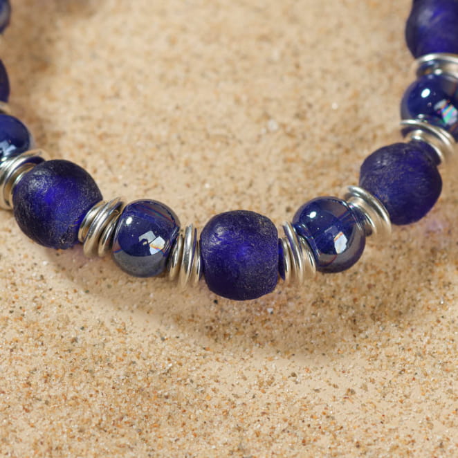 Bracelet Pantxika argenté, perles bleu dur profondes, sur fond sable – bijou fait main avec caractère
