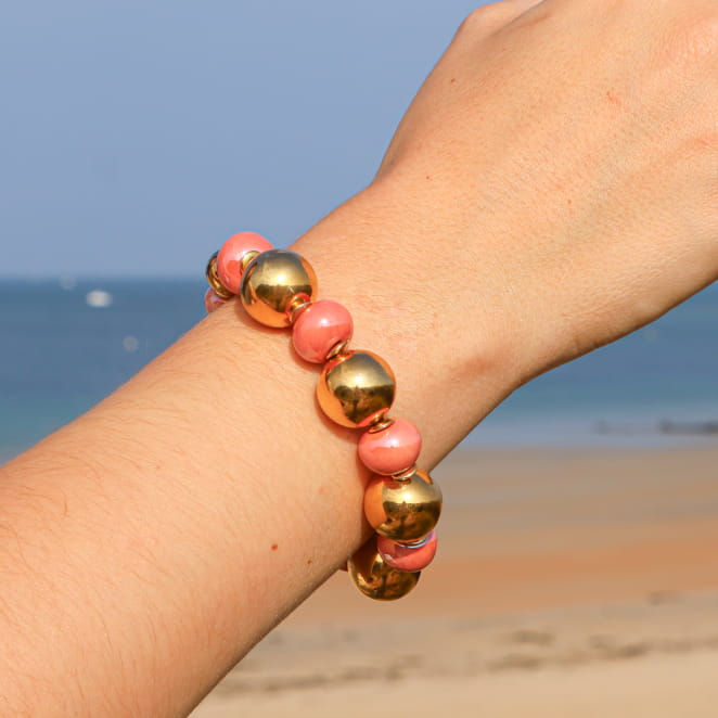 Bracelet Paulette en métal doré et perles corail, fabrication artisanale française.
