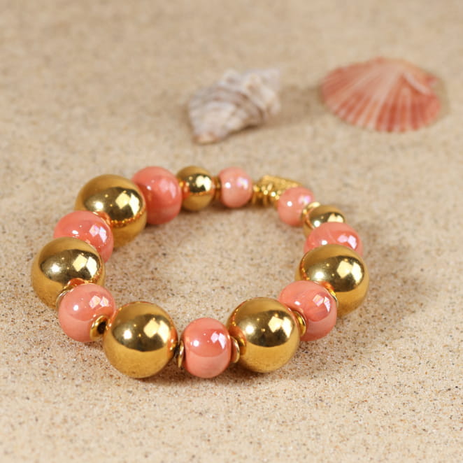 Bracelet Paulette en métal doré orné de perles corail, bijou artisanal français.