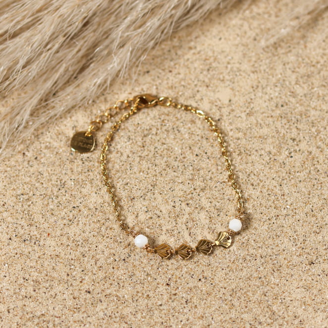 Bracelet Pétoncles doré et blanc chaine et coquillage.