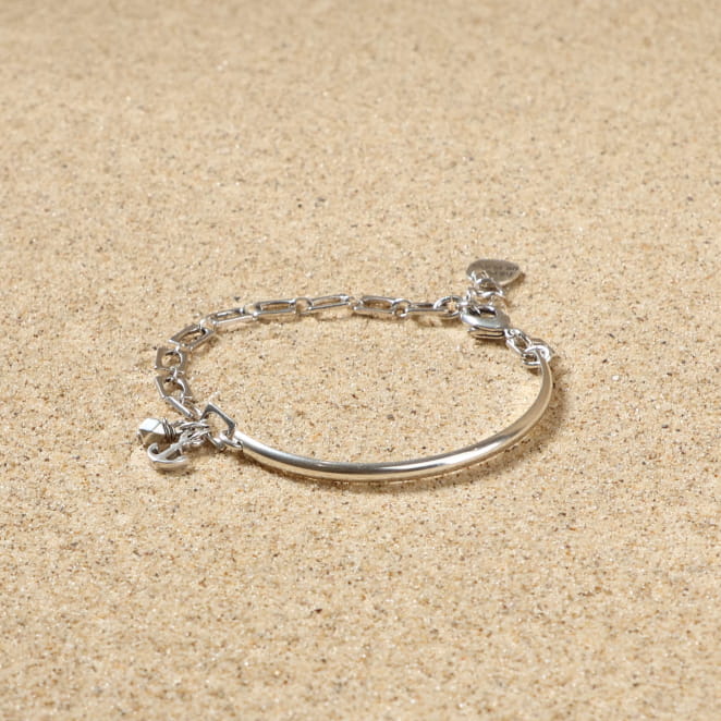 bracelet Port argenté délicat posé sur tissu clair