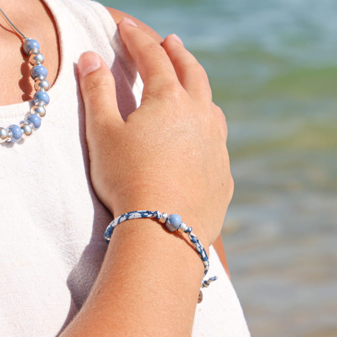 Bracelet Prairie en métal plaqué argent et perles bleu montana, création artisanale française.