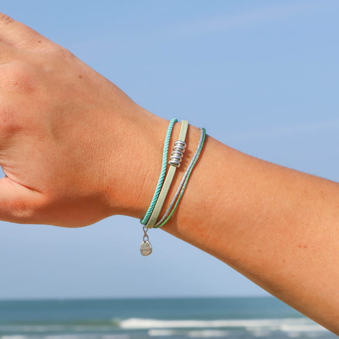 Bracelet Précieux en métal plaqué argent et perles vert d’eau, fabrication artisanale française.