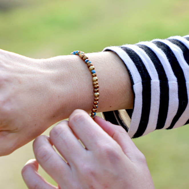 Bracelet Prusse bronze, perles bleu pétrole, contraste fort et élégant