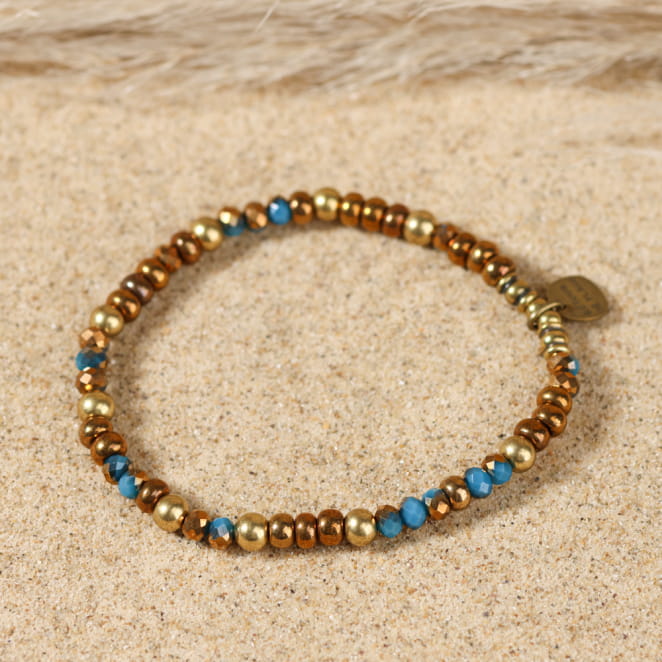 Bracelet Prusse bronze avec perles bleu pétrole – design élégant fait main sur sable