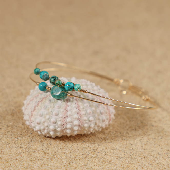 Bracelet Quimperoise en fil turquoise et perles dorées, création artisanale française