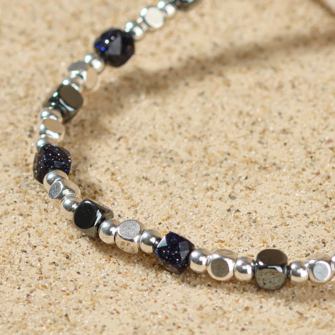 Bracelet Radeau argenté, détails des perles sombres et claires, fabrication artisanale