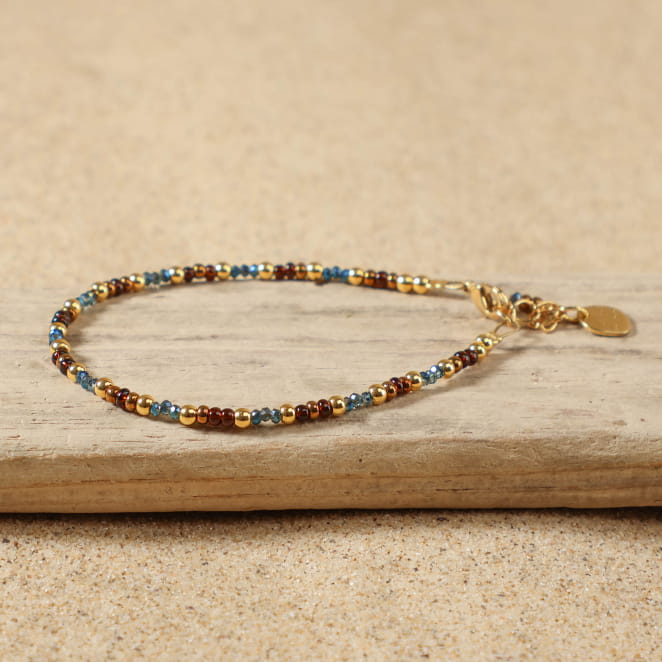 Bracelet Ramses doré à l’or fin et perles marron multicolores, bijou artisanal français chaleureux.