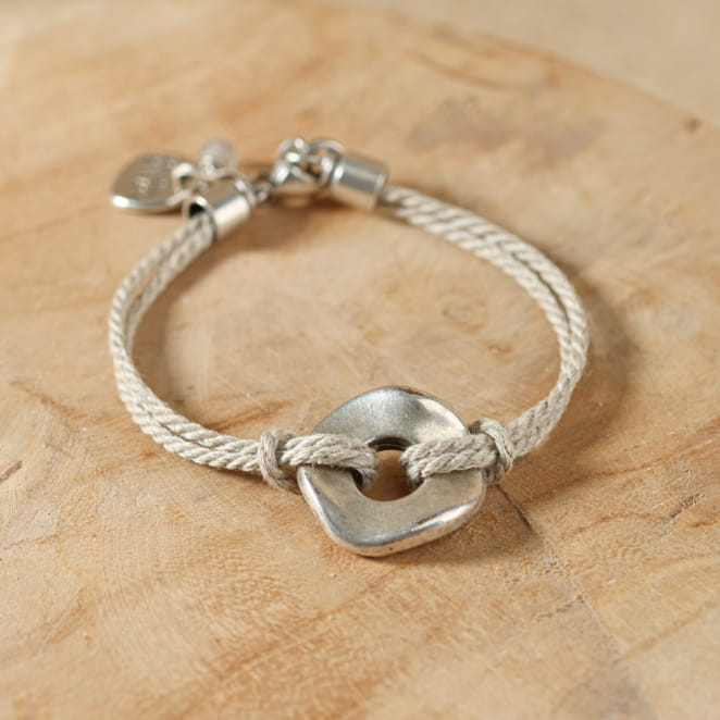 Bracelet Roso en métal plaqué argent et lien lin, bijou artisanal français sobre et naturel