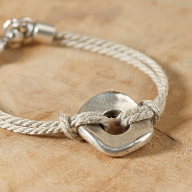 Bijou Roso argenté et lien lin, création française au charme côtier