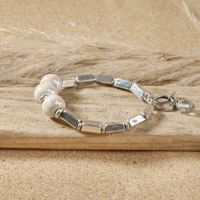 Bracelet Seiche avec trois perles blanches au milieu. Fabrication française.