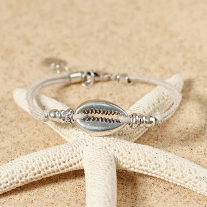 Bracelet couleur lin et argenté noué sur fond sable, fait main en France