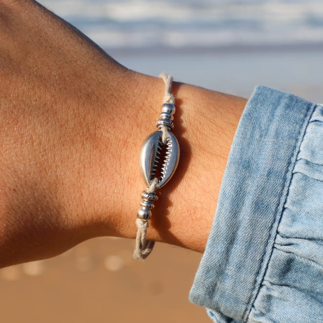 Bracelet argenté orné de perles tons lin, effet texturé, style bord de mer