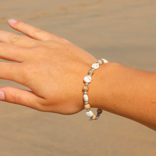 Bracelet Sina en métal plaqué argent et perles beige, création artisanale française.