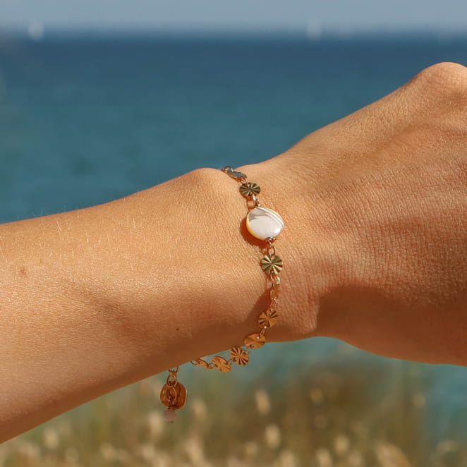 Bracelet Solis doré à l’or fin et perles beige clair, bijou artisanal fabriqué en France.