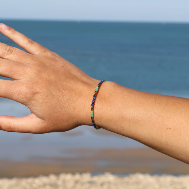 Bracelet Sormiou en métal doré avec cordon bleu dur, création artisanale française.