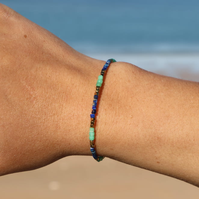 Bracelet Sormiou en métal doré avec cordon bleu dur, fabrication artisanale française.