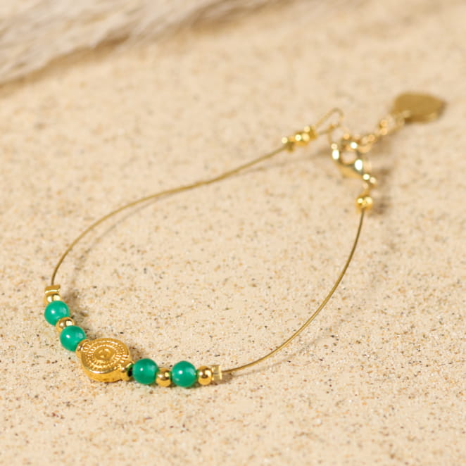 Bracelet Tavira doré et perles vert bouteille – bijou lumineux aux accents naturels