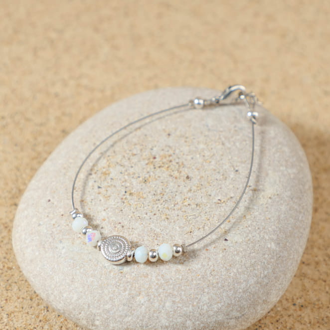 Bracelet Tavira – bijou en perles de verre blanches et boules argentées, fabrication artisanale française