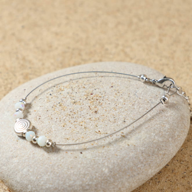 Détail du bracelet Tavira avec perles de verre blanches et boules argentées – création artisanale française élégante