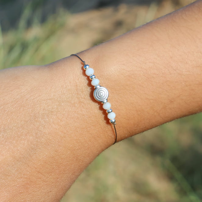 Bracelet Tavira Retour de Plage en perles de verre blanches et boules en métal plaqué argent 999 – bijou artisanal fabriqué en France