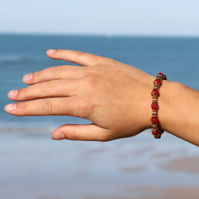 Bracelet Tequila en métal doré et cordon rouge, création artisanale française.