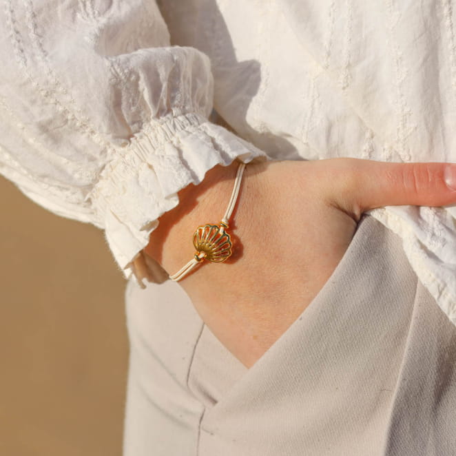 Bracelet Touriste doré avec perles beiges, bijou artisanal discret et naturel