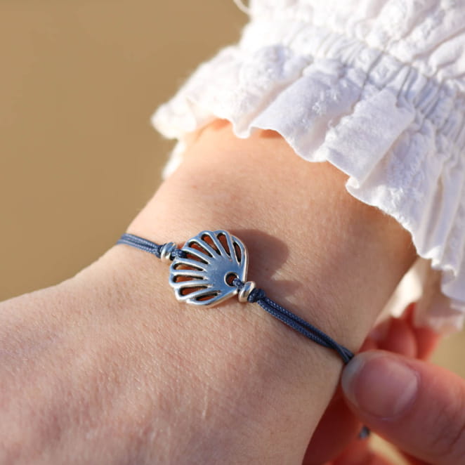 Bracelet Touriste argenté avec perles bleu montana, création artisanale et originale